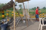 Tak Takut Bahaya, Warga Tetap Nekad Lewati Jembatan Kacangan yang Ambruk