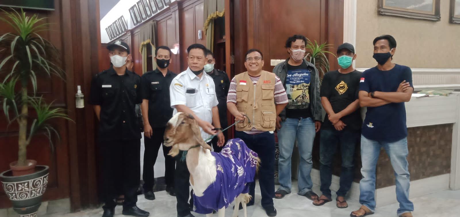 Tuntut Oknum Terlibat Pernikahan Nyleneh, Bawa Kambing Ngantor ke DPRD Gresik