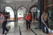 Sambut HUT Bhayangkara, Polisi Kerja Bakti Bersihkan Masjid dan Pasar