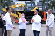 Tuntaskan Banjir Kali Lamong, Pemkab Gresik Disumbang Bank Jatim Alat Berat