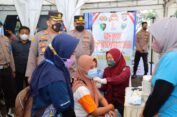 Masyarakat Antusias Ikuti Vaksinasi dan Pengobatan Umum Polres Gresik