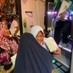 Demi Bersalaman dengan Jemaah Haji, Seorang Ibu di Bojonegoro Rela Berjalan Kaki dari Rumah ke Alun-Alun