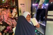 Demi Bersalaman dengan Jemaah Haji, Seorang Ibu di Bojonegoro Rela Berjalan Kaki dari Rumah ke Alun-Alun