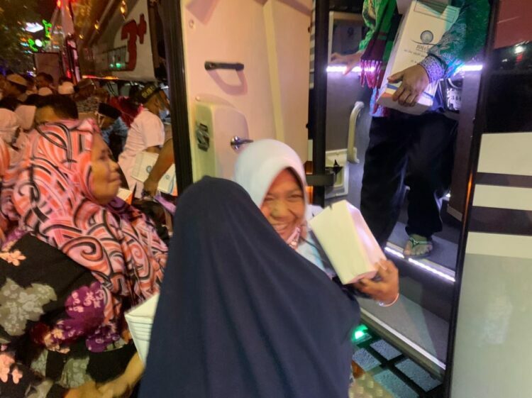 Demi Bersalaman dengan Jemaah Haji, Seorang Ibu di Bojonegoro Rela Berjalan Kaki dari Rumah ke Alun-Alun