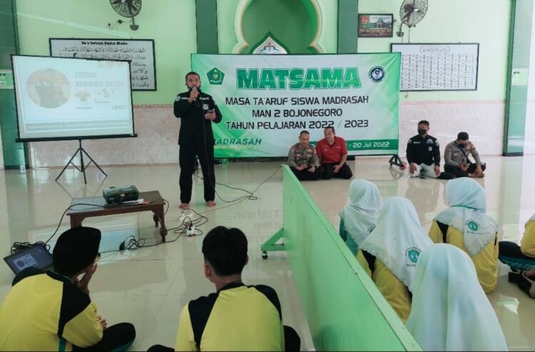 Gandeng Humas Polres Bojonegoro, Matsama MAN 2 Gelar Edukasi Bermedsos Cerdas dan Deklarasi Antihoaks