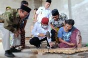 Bupati Sumenep Tinjau Pelaku Seni Ukir di Desa Karduluk Pragaan