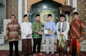 Jadi Saksi Syahadat Mualaf, Gus Yani Beri Hadiah Alqur’an