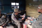 Satpol PP Sita Ratusan Miras dalam Razia  Warung di Wringinanom