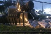 Diduga Tak Kuat Menanjak di Rel, KA Sambar Truk Gandeng di Gresik
