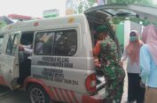 Babinsa Koramil Benjeng Evakuasi Penderita Stroke