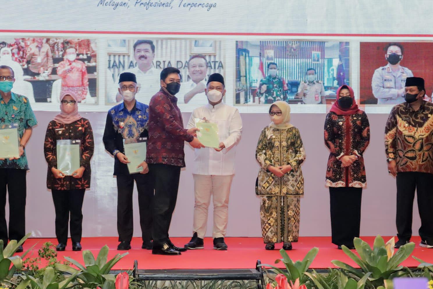 BPN /ATR Serahkan 212 Sertipikat Aset Pemkab Gresik,  Bupati Gus Yani Dipuji Jadi Contoh Program P3D