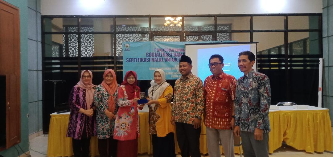 DMI Gresik- STESIA Latih UMKM Mamin Tersertifikasi Halal