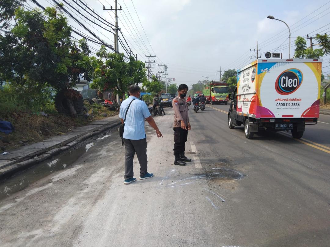 Gagal Nyalip Dump Truk, Pemotor Tewas Mengenaskan di Gresik