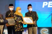 Bupati Gus Yani Terima Penghargaan Pembina Koperasi Terbaik di Jatim