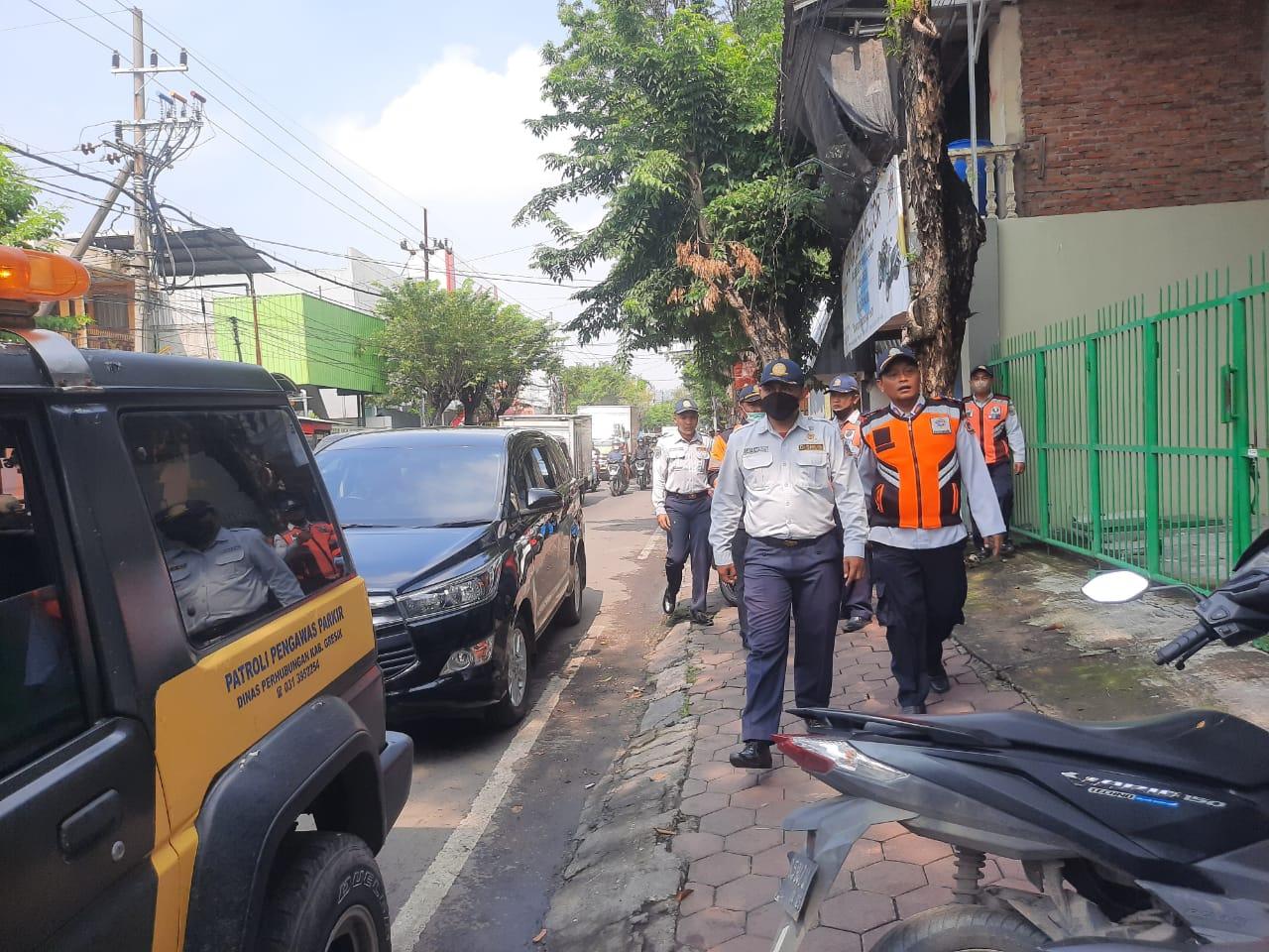 Dishub Gresik Tertibkan Parkir Liar dan Jukir Nakal