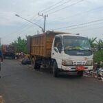 DLH Gresik Kerahkan 2 Armada Truk Angkut Sampah di TPS Bulurejo