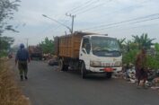 DLH Gresik Kerahkan 2 Armada Truk Angkut Sampah di TPS Bulurejo