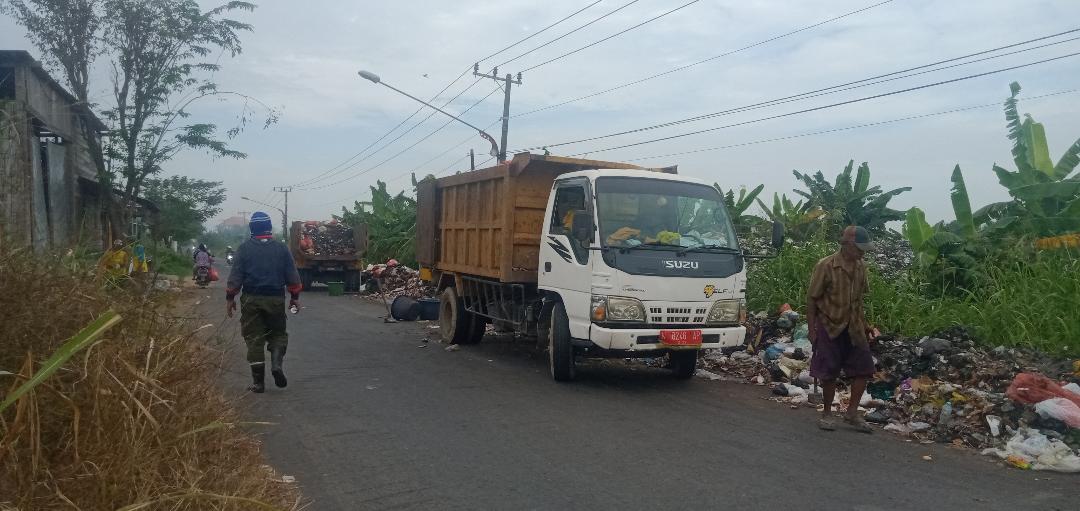 DLH Gresik Kerahkan 2 Armada Truk Angkut Sampah di TPS Bulurejo