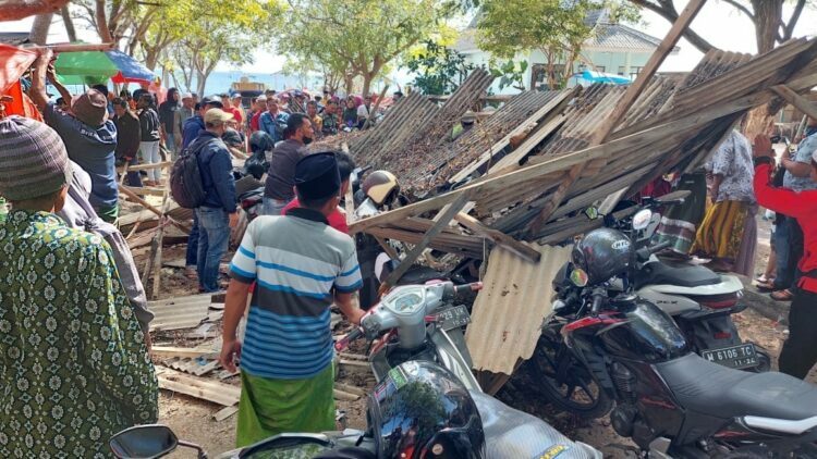 Parkiran di Pelabuhan Tarebung Sumenep Ambrol, Puluhan Sepeda Motor Tertimpa
