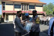 Kapolres Bojonegoro Beri Penghargaan 16 Anggota Berprestasi