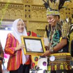 Bupati Bojonegoro Raih Penghargaan Widya Wiyata Dharma Samya dari Unesa Surabaya