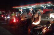 Jelang Harga BBM Naik, Antrian Mengular di SPBU Gresik