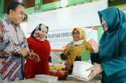 SIG Latih 100 Emak-emak Buat Kue serta Bantu Oven dan Mixer