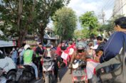 Pengguna Jalan Berebut Bendera Gratis dari DPC PDIP Gresik