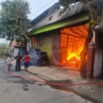 Gudang Pengolahan Kayu di Driyorejo Ludes Terbakar