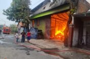 Gudang Pengolahan Kayu di Driyorejo Ludes Terbakar