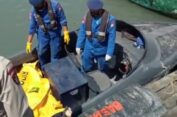 Keluarga sudah Bawa Mayat yang Tewas Mengapung di Pelabuhan Gresik