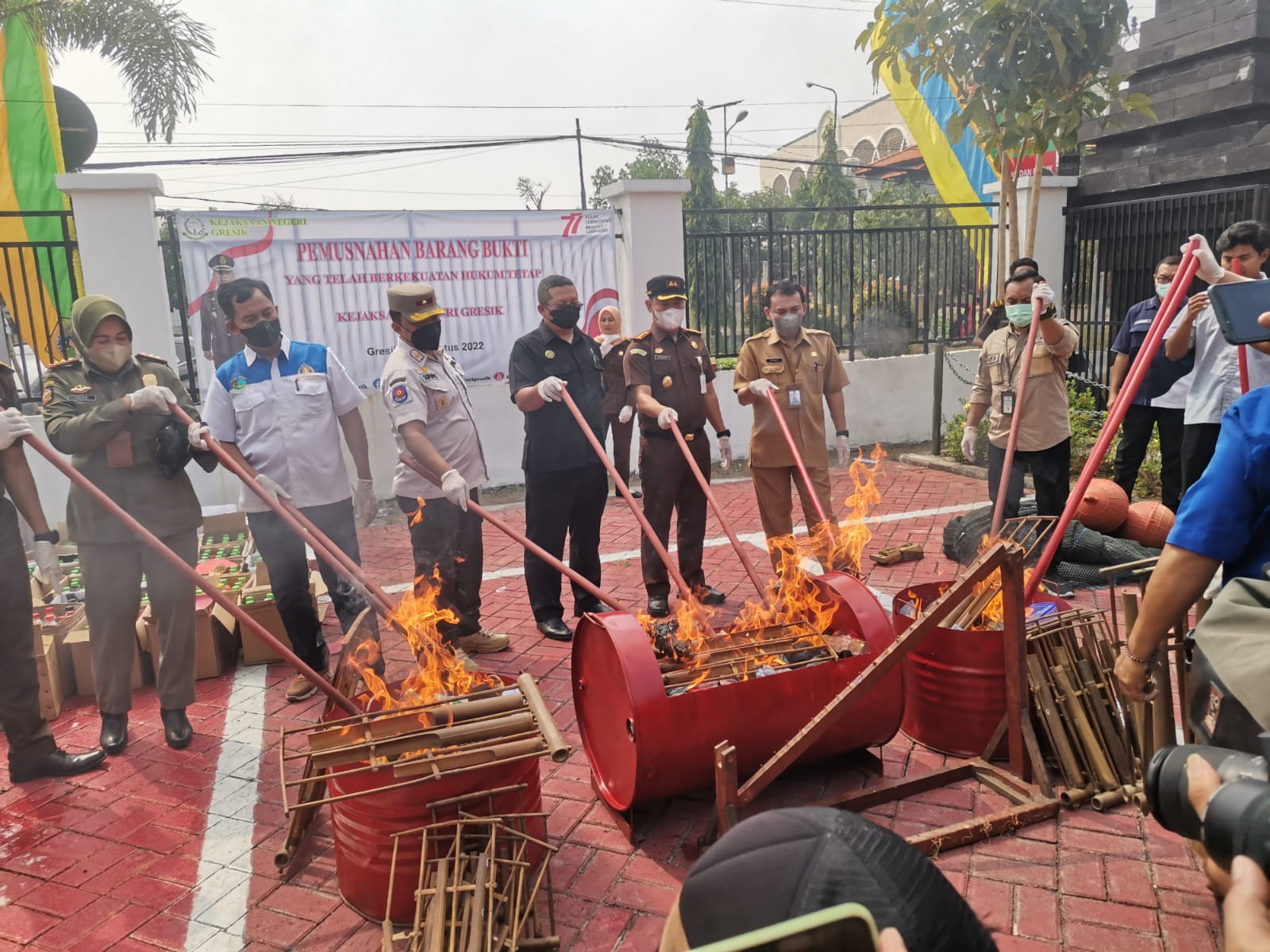 Kajari Gresik Musnahkan BB Narkoba Ratusan Juta