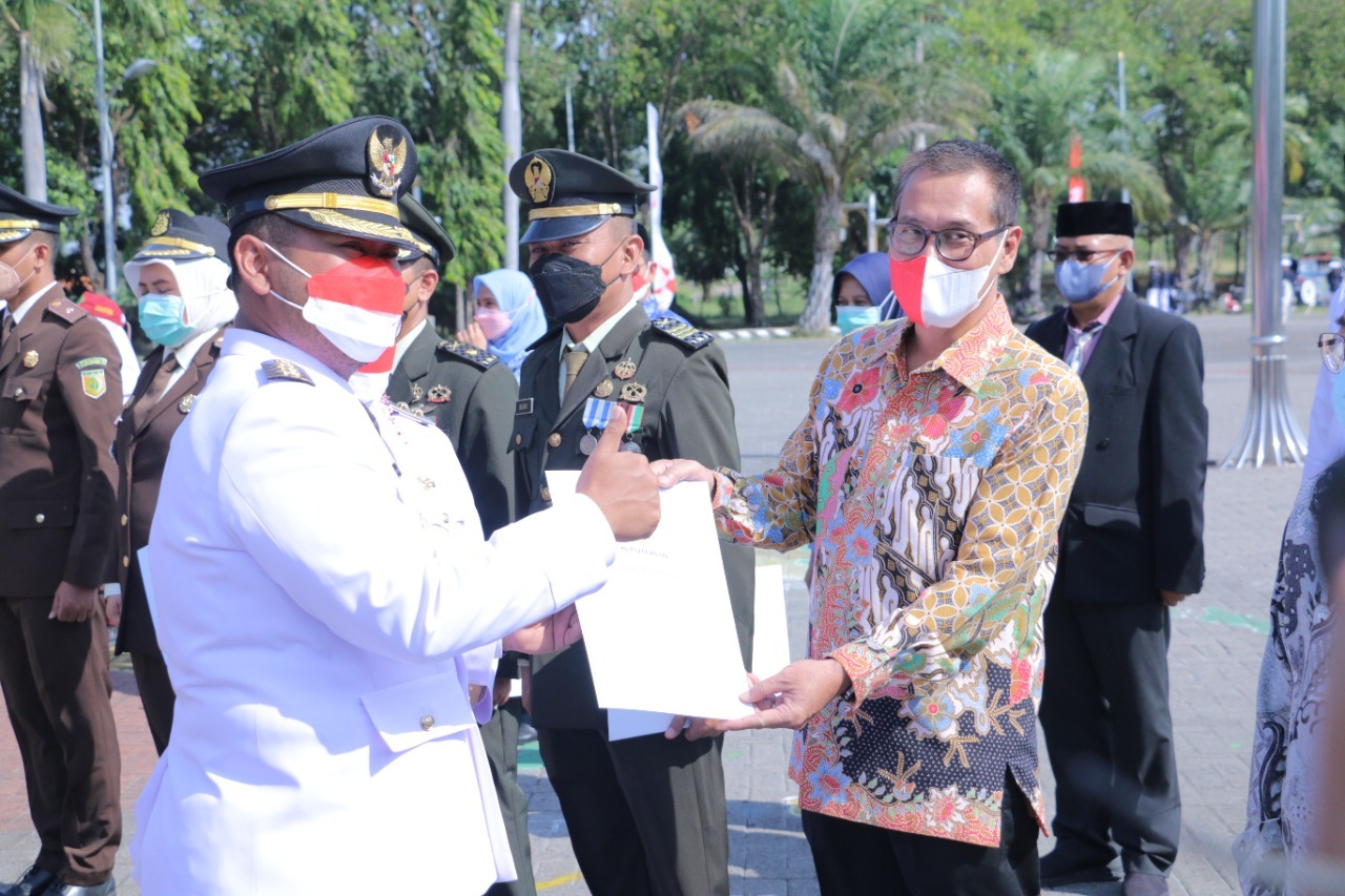 Bupati Gus Yani Beri Penghargaan Insan Berjasa dan Berprestasi bagi Gresik