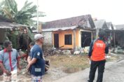 Hujan Disertai Angin di Gresik Sebabkan Pohon Tumbang Timpa Motor dan Atap Rumah