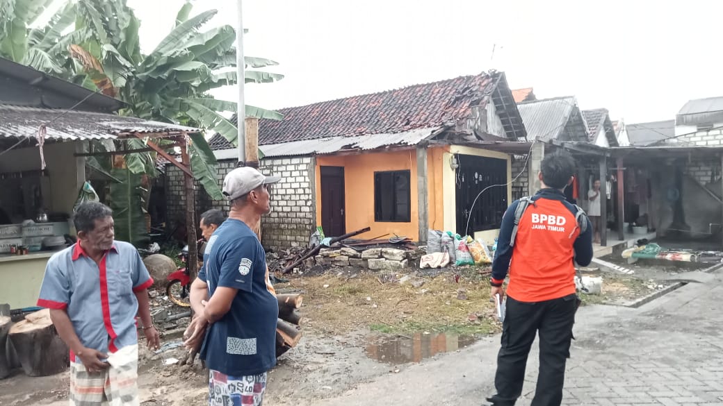 Hujan Disertai Angin di Gresik Sebabkan Pohon Tumbang Timpa Motor dan Atap Rumah