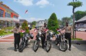 Seluruh Kendaraan Dinas Polres Gresik Dipasang Bendera Merah Putih