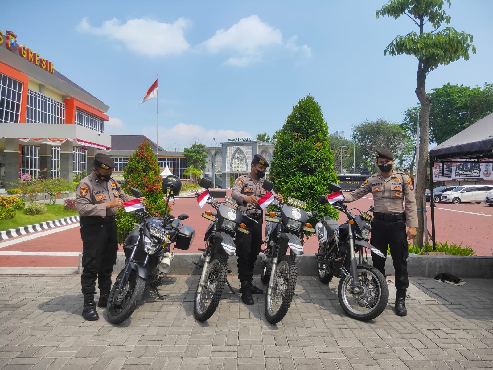 Seluruh Kendaraan Dinas Polres Gresik Dipasang Bendera Merah Putih