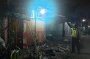 Sopir Mabuk Miras, Truk Hantam Pohon dan Terjang 4 Rumah di Driyorejo