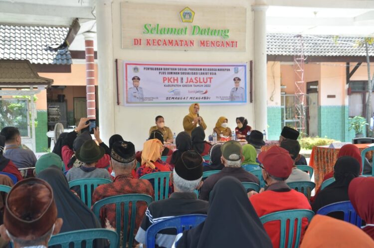 Hadiri Penyaluran PKH Plus Jaslut Tahap III, Wabup Gresik: Manfaatkan untuk Kebutuhan Utama