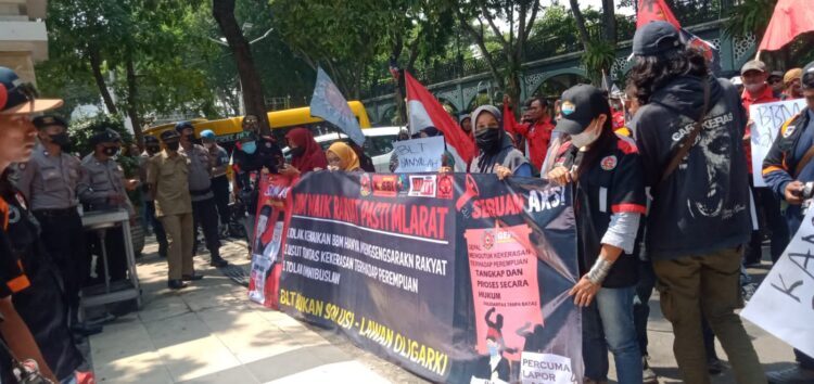 Tuntut Harga BBM Turun, Massa Gabungan di Gresik Gelar Unjuk Rasa di Gedung DPRD