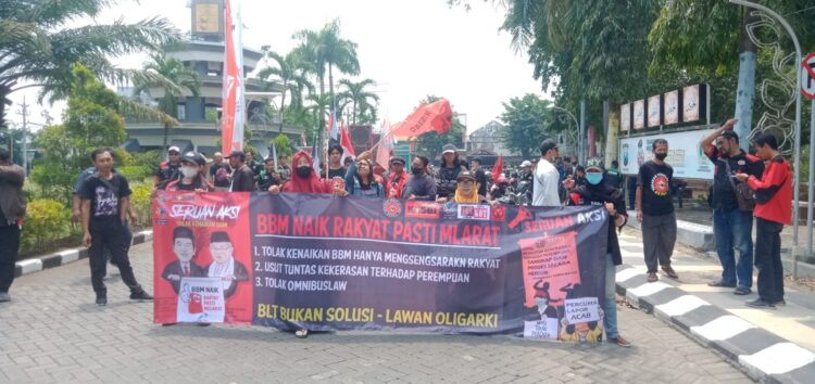 Puluhan Massa Ngeluruk Kantor Bupati Gresik, Tuding Pemkab Tak Becus Layani Rakyat