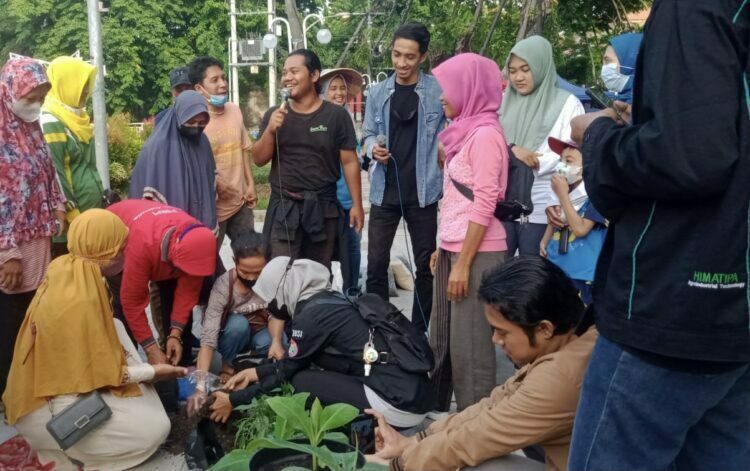 Peringati Hari Tani Nasional, Pengunjung CFD Gresik Antusias Terima Bibit Tanaman Hortikultura dan Pupuk Organik Gratis