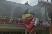 Tak Kantongi Izin, Reklame di Dua Lokasi Ini Dicopot Satpol PP Gresik