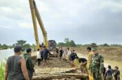 Tim Gabungan Dinas PUTR Gresik, BPBD, Bersama Warga Gercep Lakukan Penanganan Tanggul Jebol