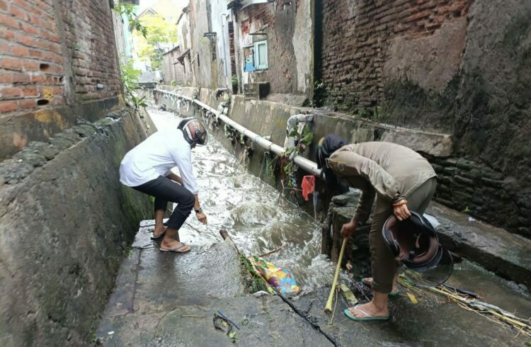 Gerak Cepat, Camat Gresik Cek Kondisi Sejumlah Ruas Jalan Pascahujan Lebat