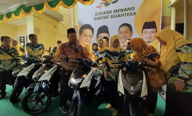 Hadiri HUT Ke-58 Golkar, Bupati Gresik Serahkan Bantuan Operasional 1 Unit Mobil dan 12 Motor