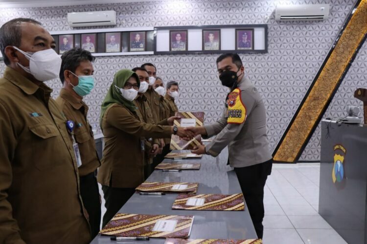 Tingkatkan Sinergisitas, Polres Bojonegoro dan Perhutani Tanda Tangani Perjanjian Kerja Sama