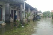 Banjir di Desa Cermenlerek Kedamean Gresik Berangsur Surut, Warga Mulai Bersihkan Sisa Lumpur