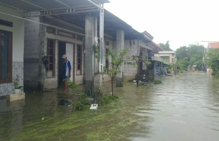Banjir di Desa Cermenlerek Kedamean Gresik Berangsur Surut, Warga Mulai Bersihkan Sisa Lumpur