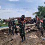 Warga Dibantu Prajurit TNI Kodim 0817 Gresik Perbaiki Tanggul Anak Kali Lamong Jebol